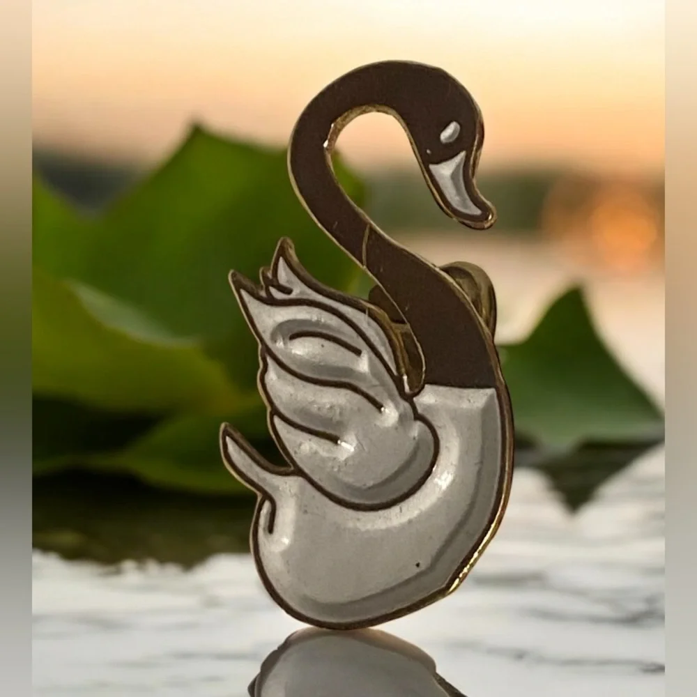 Gold Tone Tone Enamel Swan Pin #7626 💎 SALE